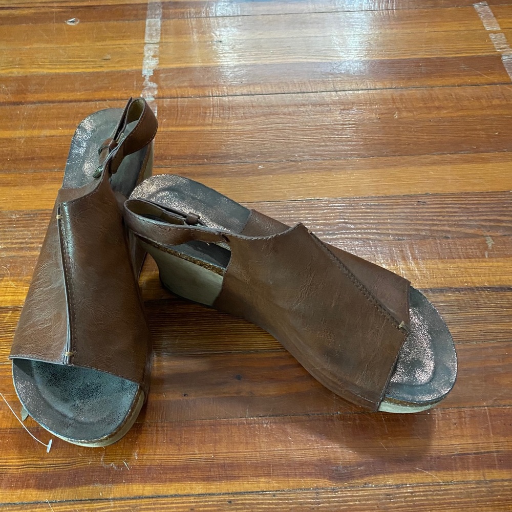 Shoes - Picture 3 of 8
